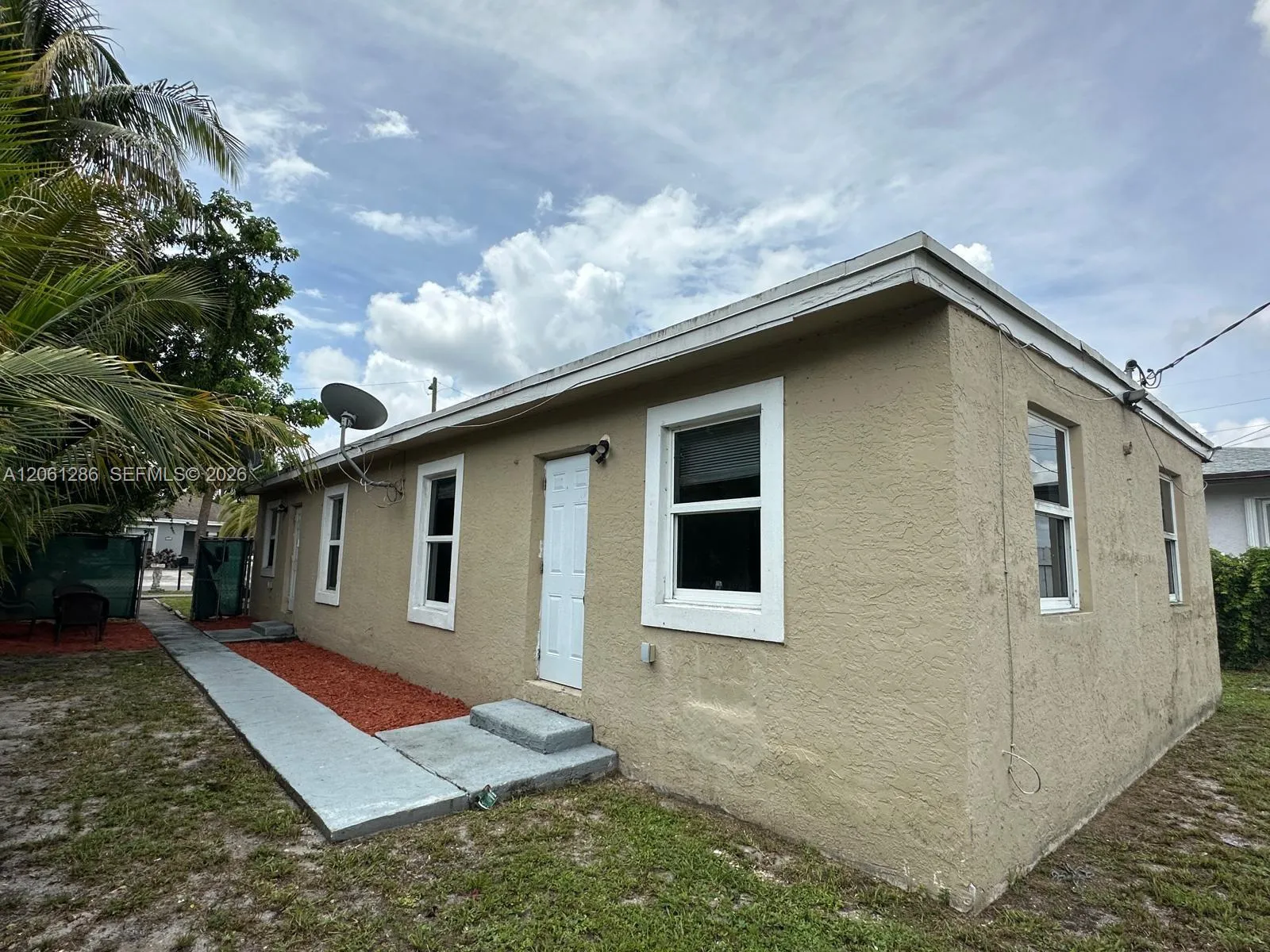 Foto de propiedad en 728 SW 6th Street 2, Dania Beach, FL 33004 Dania Beach con MLS# 