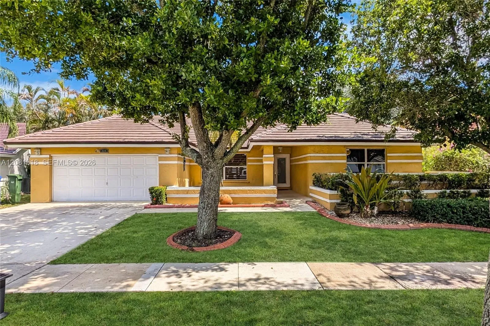 Foto de propiedad en 729 NW 161st Avenue, Pembroke Pines, FL 33028 Pembroke Pines con MLS# 