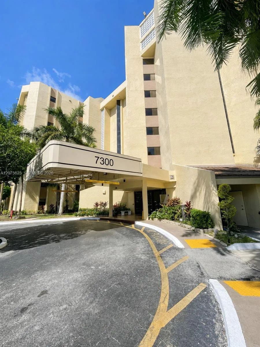 Foto de propiedad en 7300 Radice Court 503, Lauderhill, FL 33319 Lauderhill con MLS# 