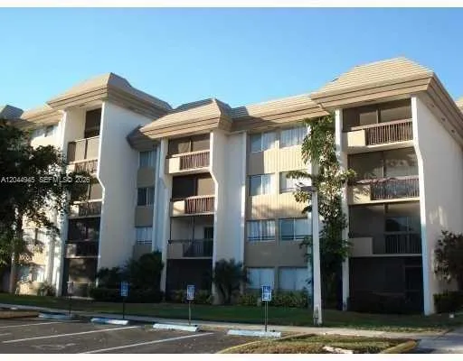 Foto de propiedad en 731 N Pine Island Road 305, Plantation, FL 33324 Plantation con MLS# 