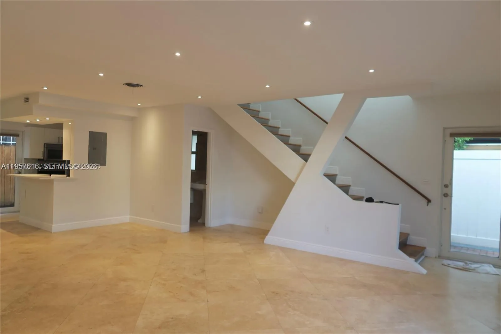 Foto de propiedad en 7312 Gary Avenue 7312, Miami Beach, FL 33141 Miami Beach con MLS# 