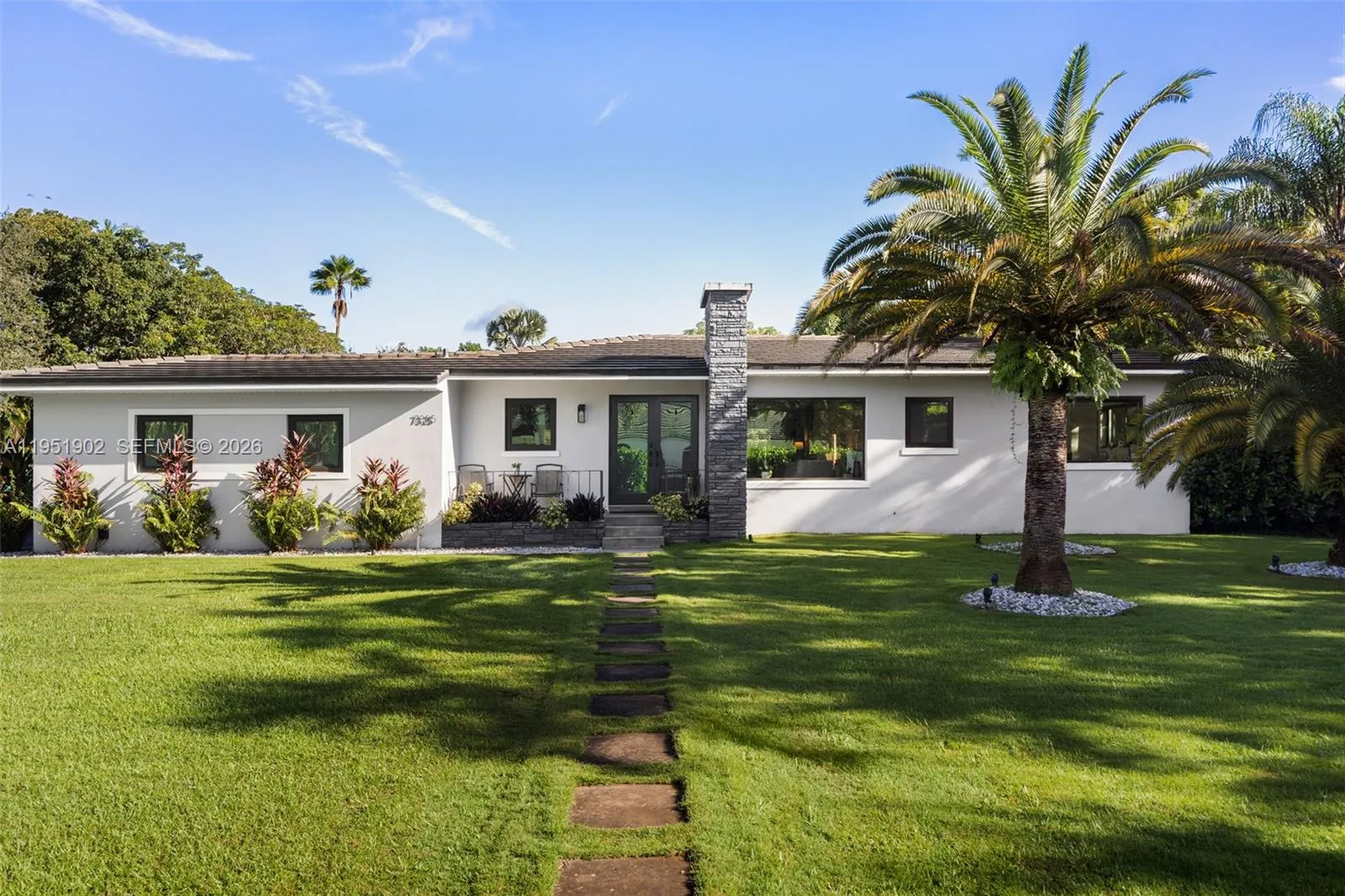 Foto de propiedad en 7325 SW 102nd Street, Pinecrest, FL 33156 Pinecrest con MLS# 
