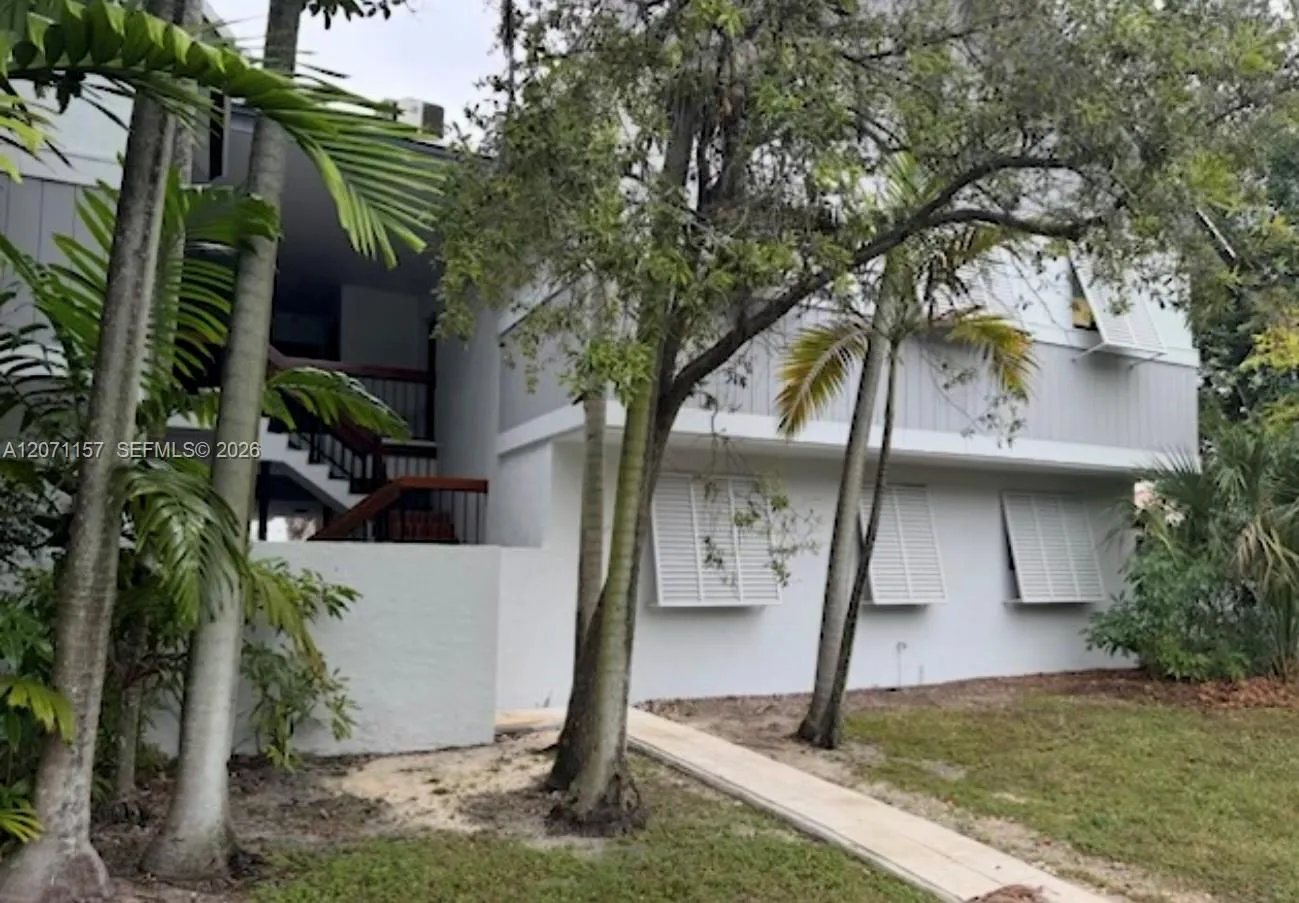 Foto de propiedad en 7325 SW 63rd Avenue 102-B, South Miami, FL 33143 South Miami con MLS# 