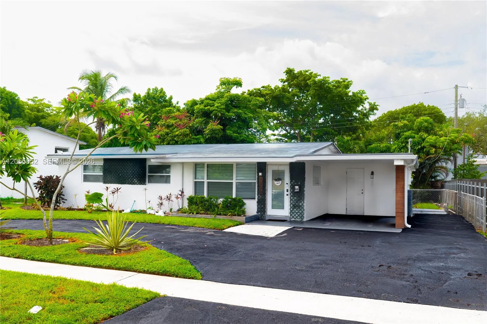 Foto de propiedad en 7330 NW 1st Court, Pembroke Pines, FL 33024 Pembroke Pines con MLS# 