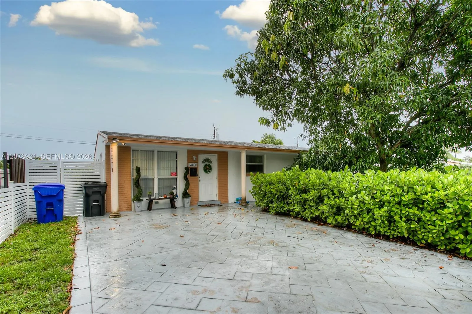 Foto de propiedad en 7331 Johnson Street, Hollywood, FL 33024 Hollywood con MLS# 