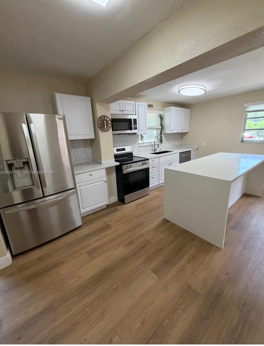 Foto de propiedad en 734 SW 8th Street, Dania Beach, FL 33004 Dania Beach con MLS# 