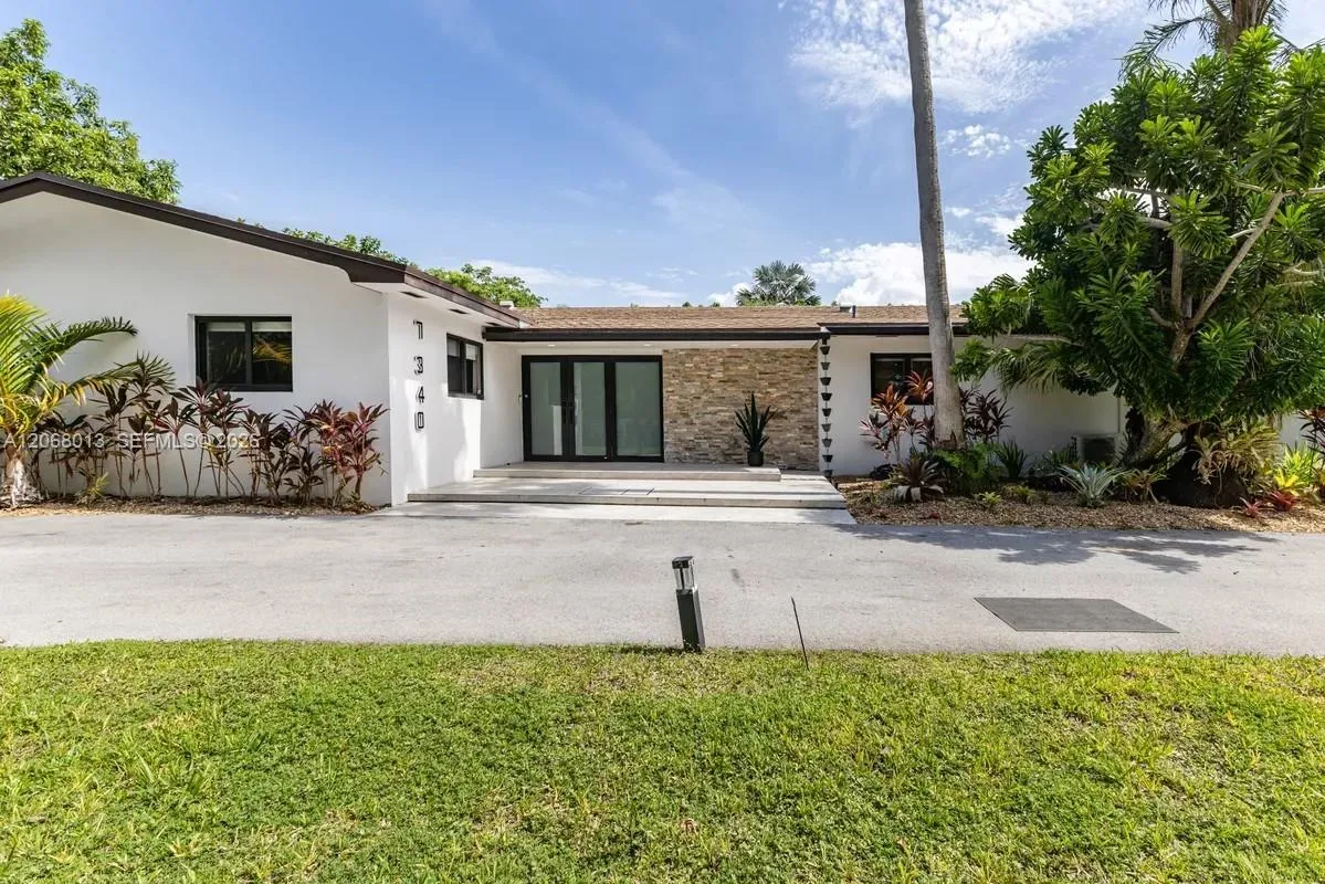 Foto de propiedad en 7340 SW 120th Street, Pinecrest, FL 33156 Pinecrest con MLS# 