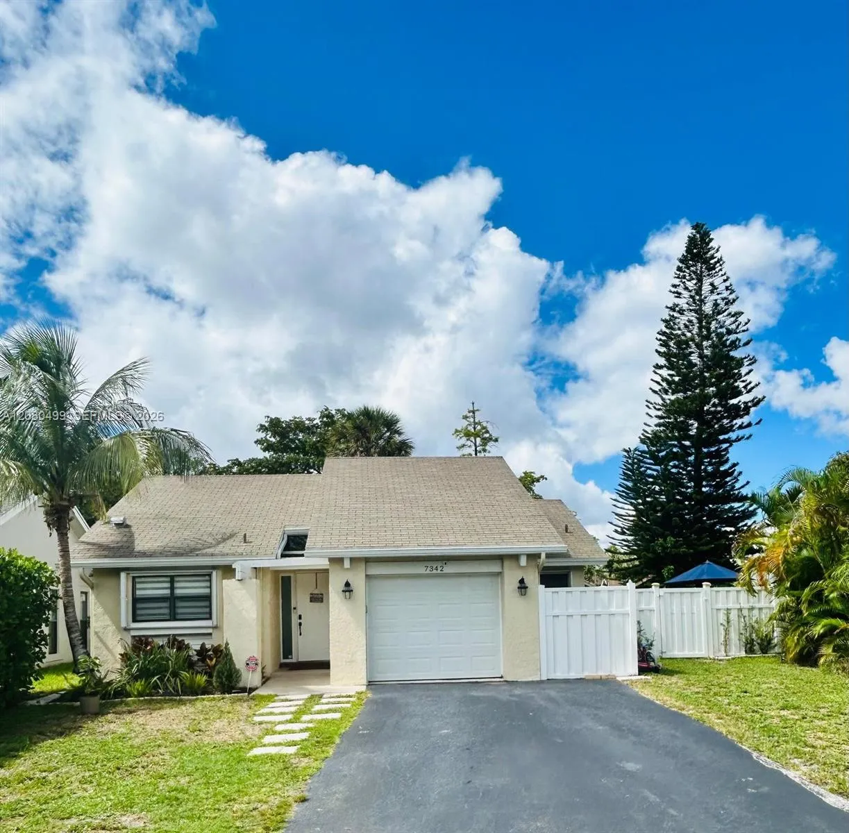 Foto de propiedad en 7342 NW 38th Place, Coral Springs, FL 33065 Coral Springs con MLS# 