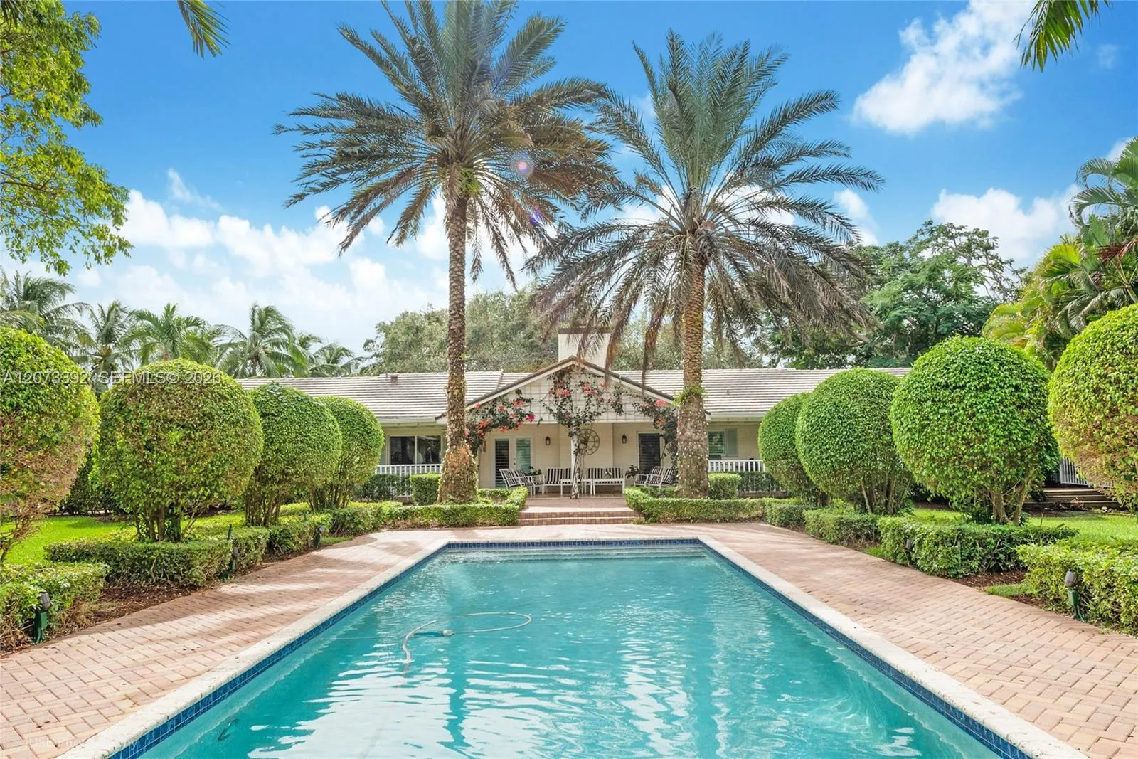 Foto de propiedad en 7345 SW 152nd Street, Palmetto Bay, FL 33157 Palmetto Bay con MLS# 