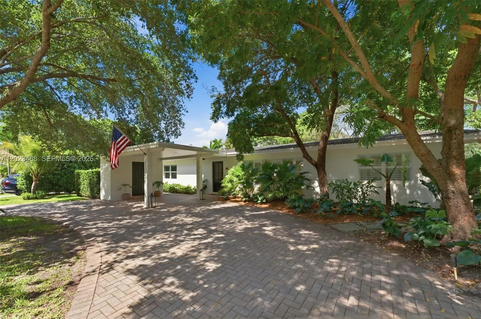 Foto de propiedad en 7350 SW 65th Avenue, South Miami, FL 33143 South Miami con MLS# 