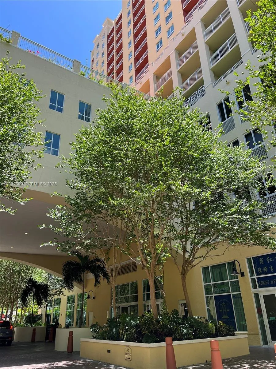 Foto de propiedad en 7350 SW 89th Street Suite 100, Miami, FL 33158 Miami con MLS# 