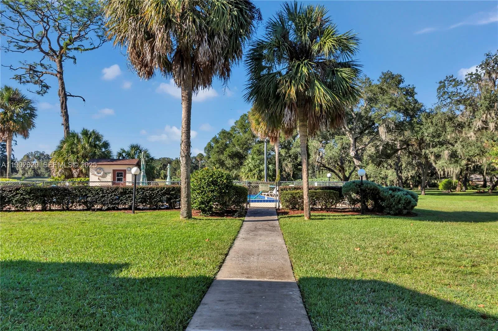 Foto de propiedad en 737 Midway Drive B, Ocala, FL 34472 Ocala con MLS# 