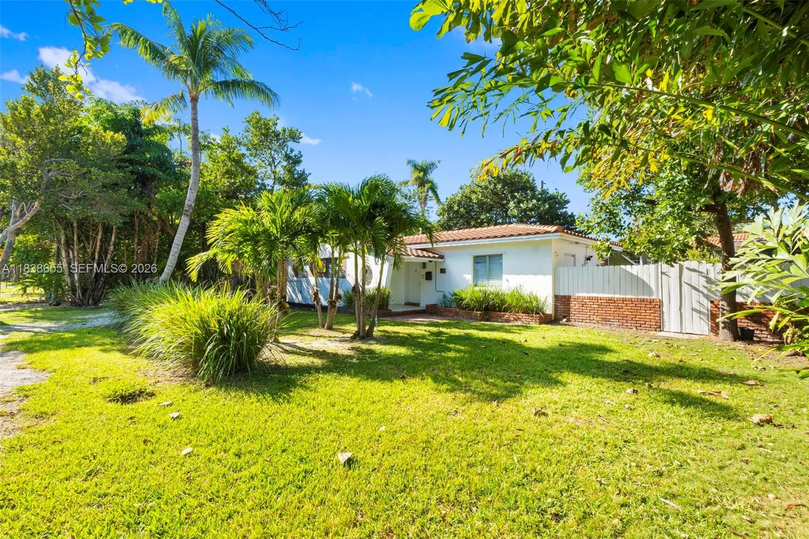 Foto de propiedad en 738 Fernwood Road, Key Biscayne, FL 33149 Key Biscayne con MLS# 