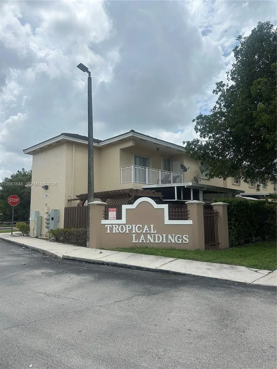 En Venta 7380 NW 174th Terrace 204, Hialeah, FL 33015, Hialeah, FL 33015