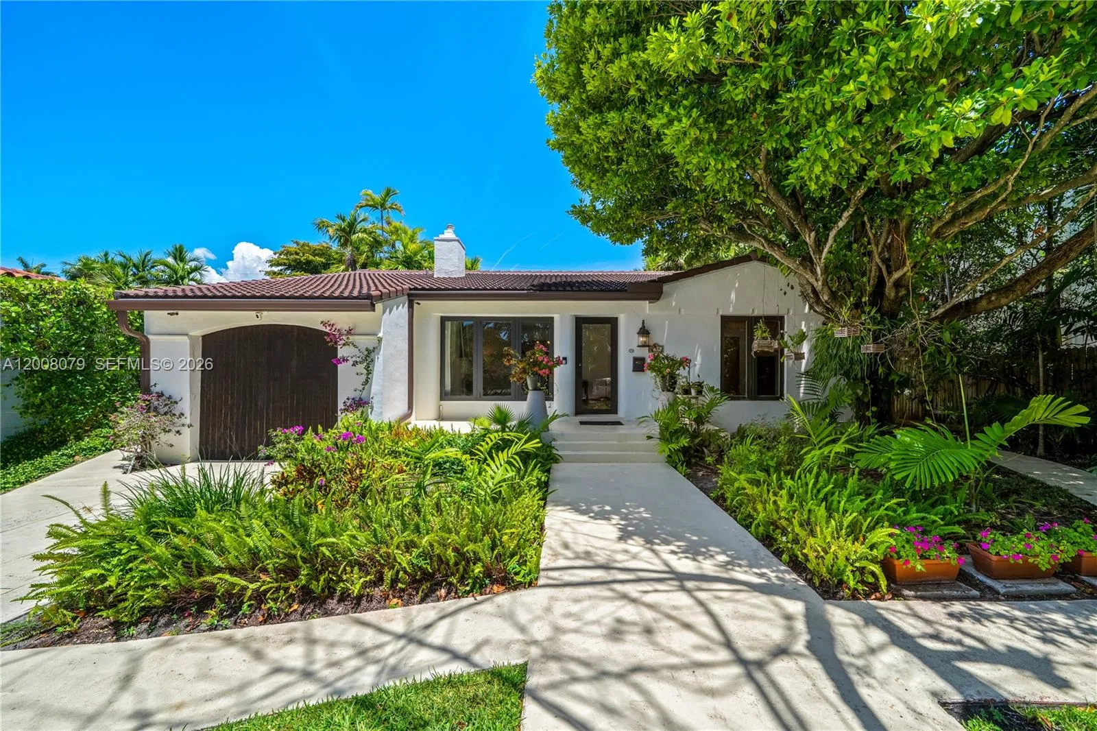 Foto de propiedad en 739 Lakeview Drive, Miami Beach, FL 33140 Miami Beach con MLS# 
