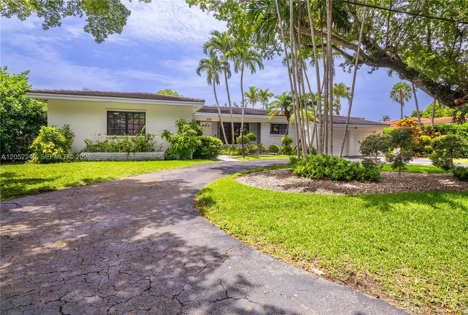 Foto de propiedad en 740 Jeronimo Drive, Coral Gables, FL 33146 Coral Gables con MLS# 
