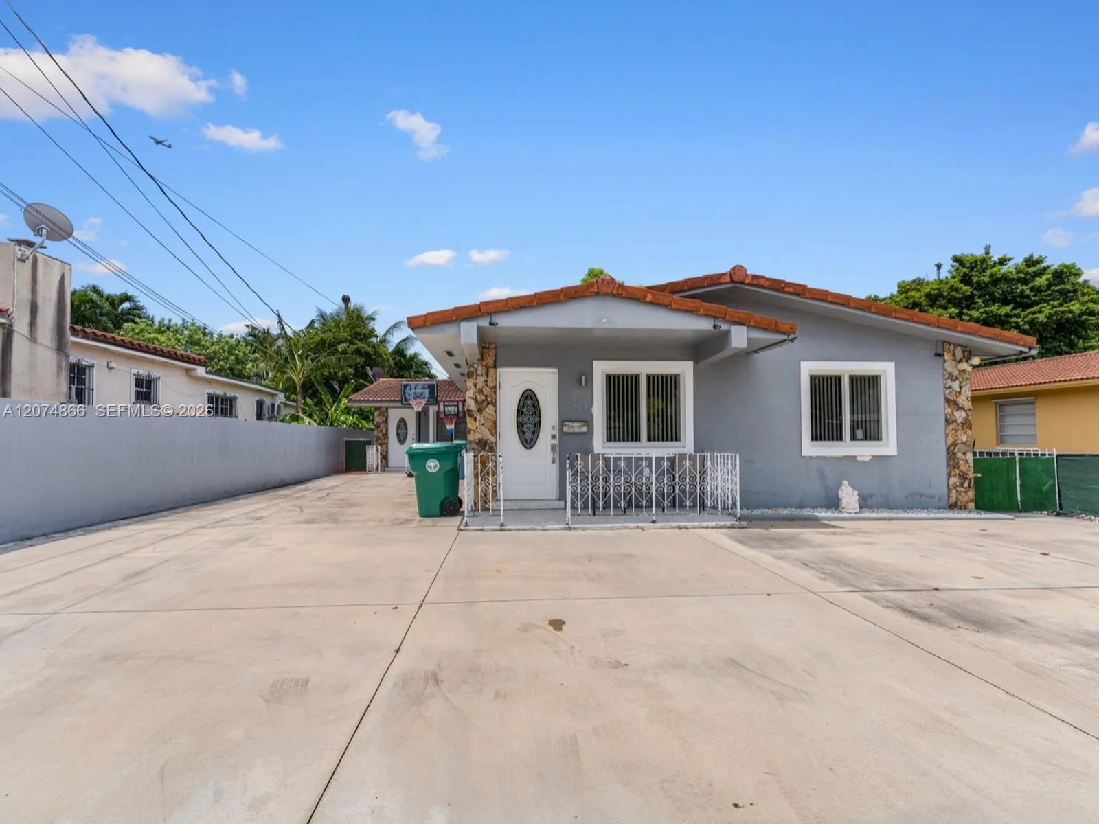 Foto de propiedad en 740 NW 32nd Court, Miami, FL 33125 Miami con MLS# 