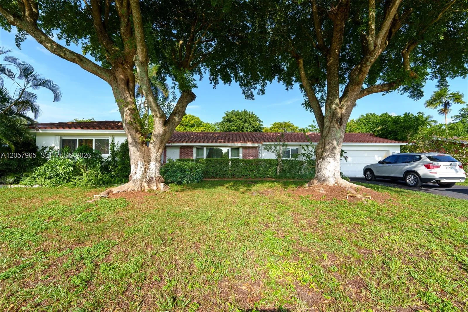 Foto de propiedad en 740 Ridgewood Lane, Plantation, FL 33317 Plantation con MLS# 