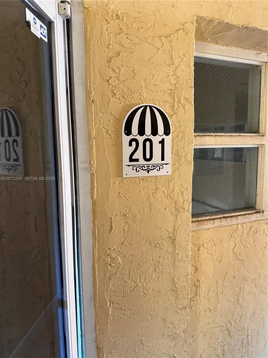 En Renta 7400 NW 7th Street 201, Miami, FL 33126, Miami, FL 33126
