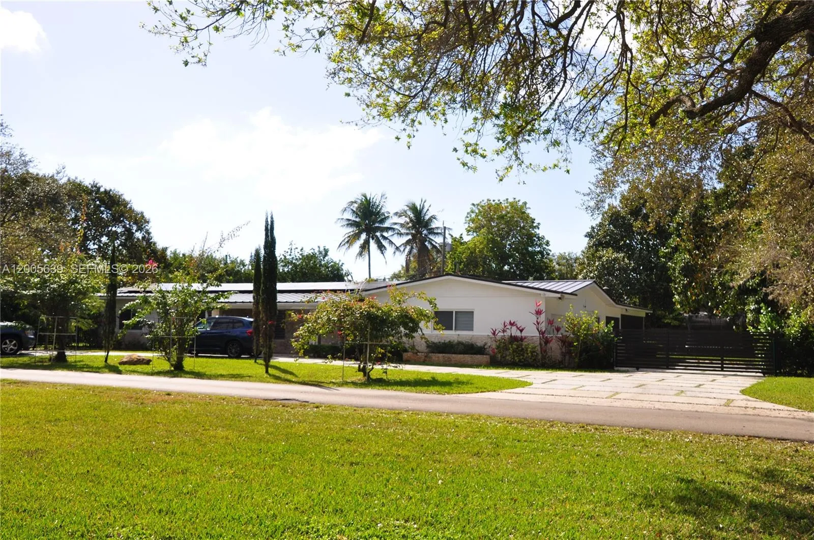 Foto de propiedad en 7400 SW 116th Street, Pinecrest, FL 33156 Pinecrest con MLS# 