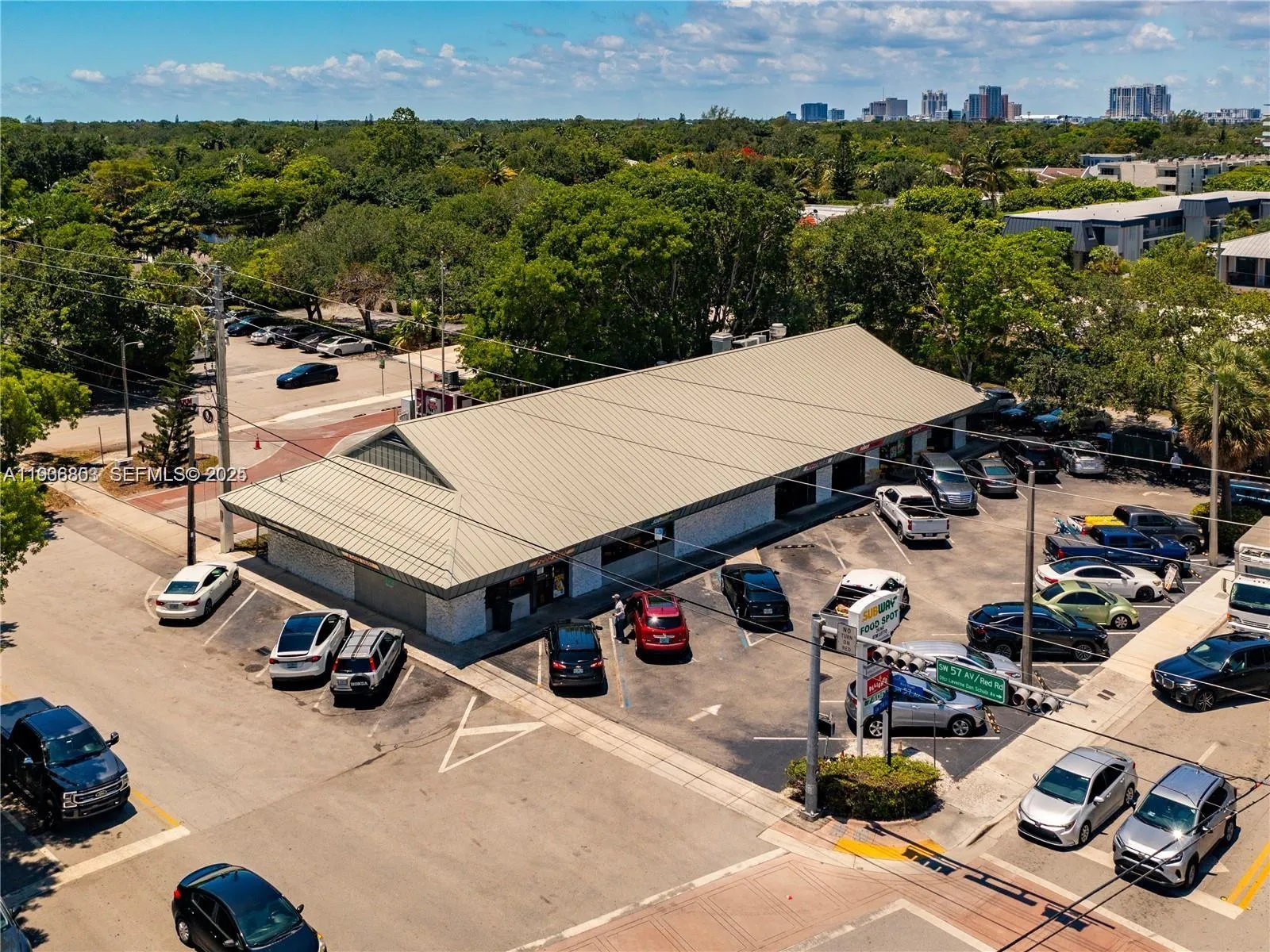 Foto de propiedad en 7400 SW 57th Avenue, South Miami, FL 33143 South Miami con MLS# 