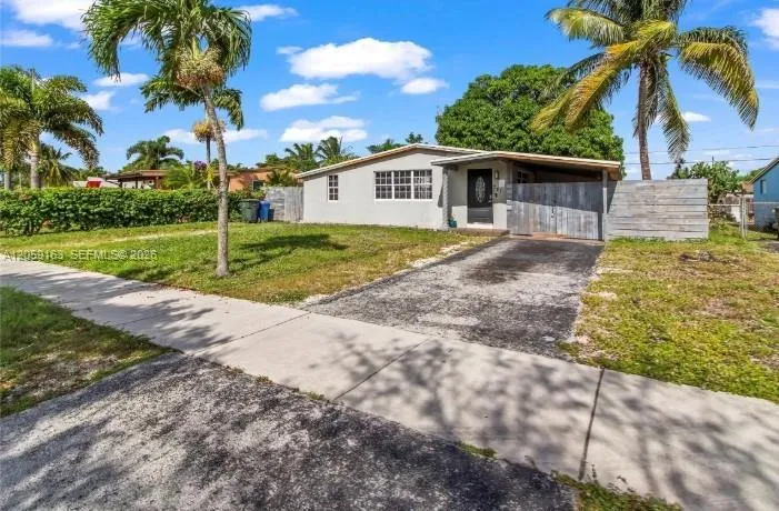 Foto de propiedad en 741 NE 58th Street, Oakland Park, FL 33334 Oakland Park con MLS# 