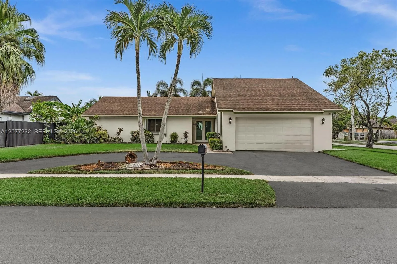 Foto de propiedad en 741 SW 100th Terrace, Pembroke Pines, FL 33025 Pembroke Pines con MLS# 
