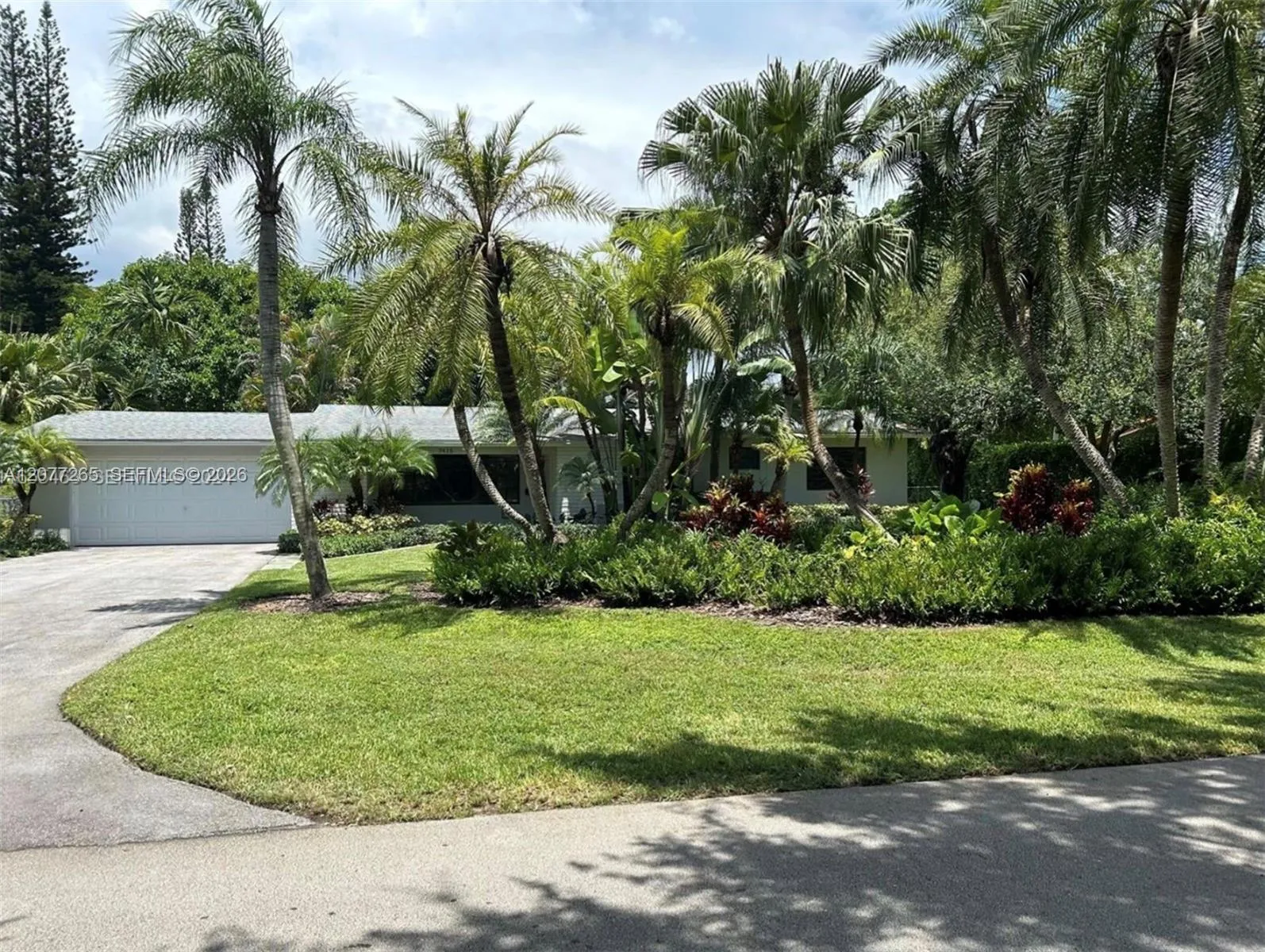 Foto de propiedad en 7415 SW 117th Street, Pinecrest, FL 33156 Pinecrest con MLS# 