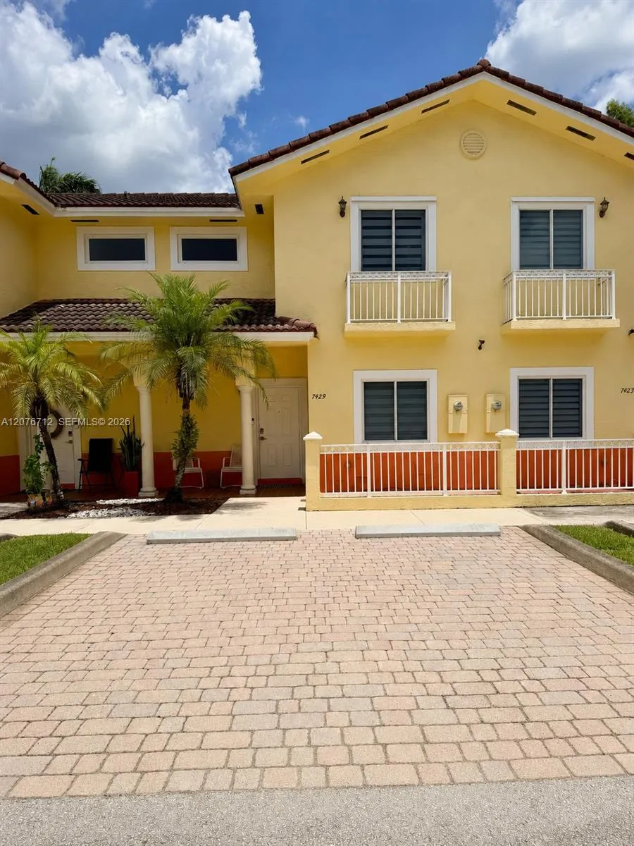 Foto de propiedad en 7429 NW 182nd Street, Hialeah, FL 33015 Hialeah con MLS# 
