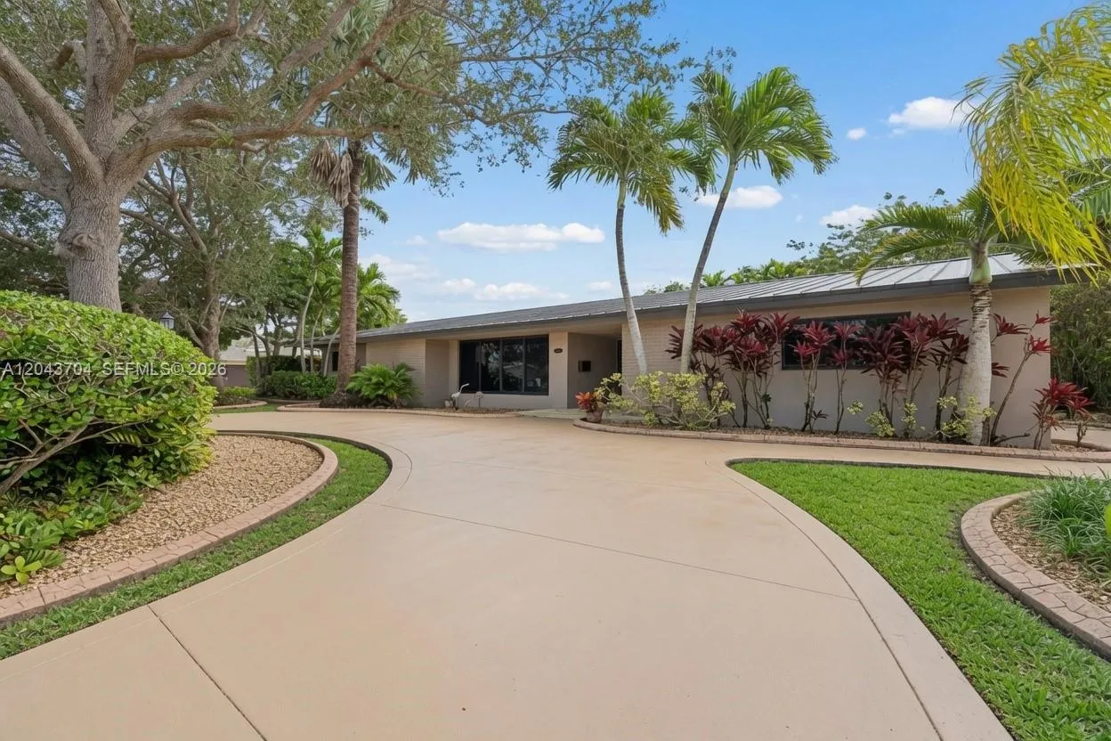 Foto de propiedad en 7430 SW 142nd Terrace, Palmetto Bay, FL 33158 Palmetto Bay con MLS# 