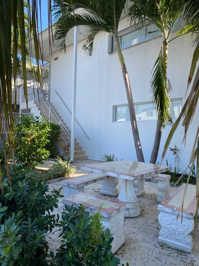 Foto de propiedad en 7435 Byron Avenue, Miami Beach, FL 33141 Miami Beach con MLS# 