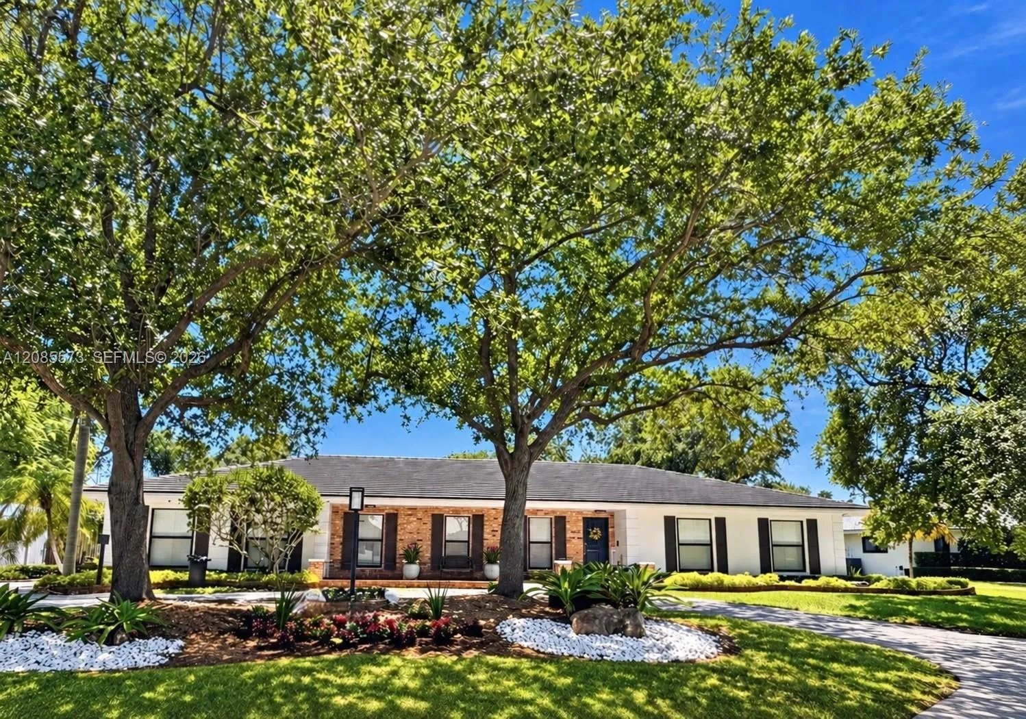 Foto de propiedad en 7440 SW 174th Street, Palmetto Bay, FL 33157 Palmetto Bay con MLS# 
