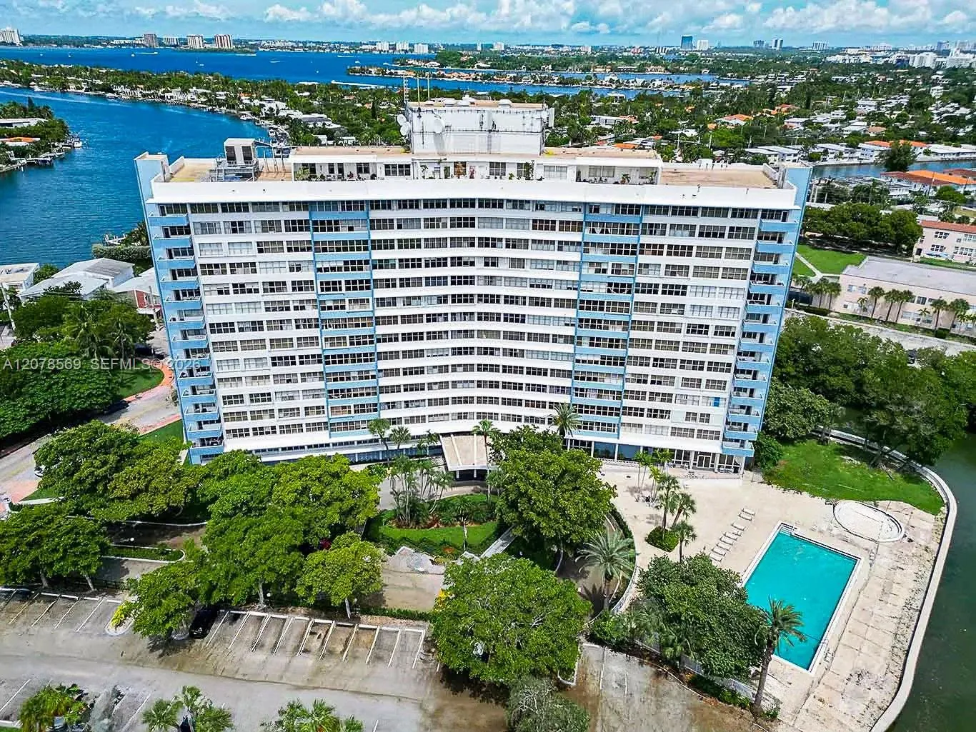Foto de propiedad en 7441 Wayne Avenue 1R, Miami Beach, FL 33141 Miami Beach con MLS# 