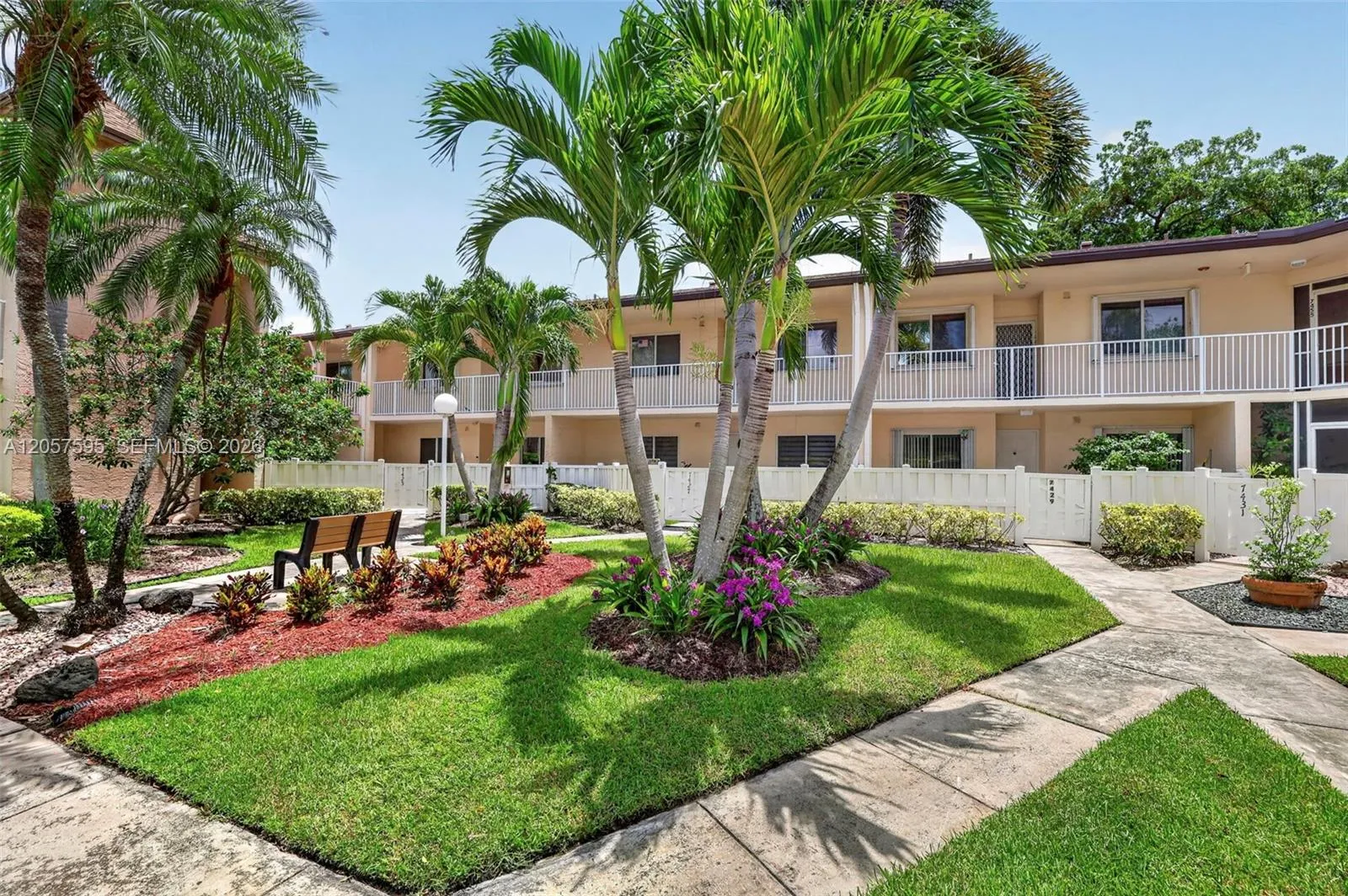 Foto de propiedad en 7449 N Devon Drive 207, Tamarac, FL 33321 Tamarac con MLS# 