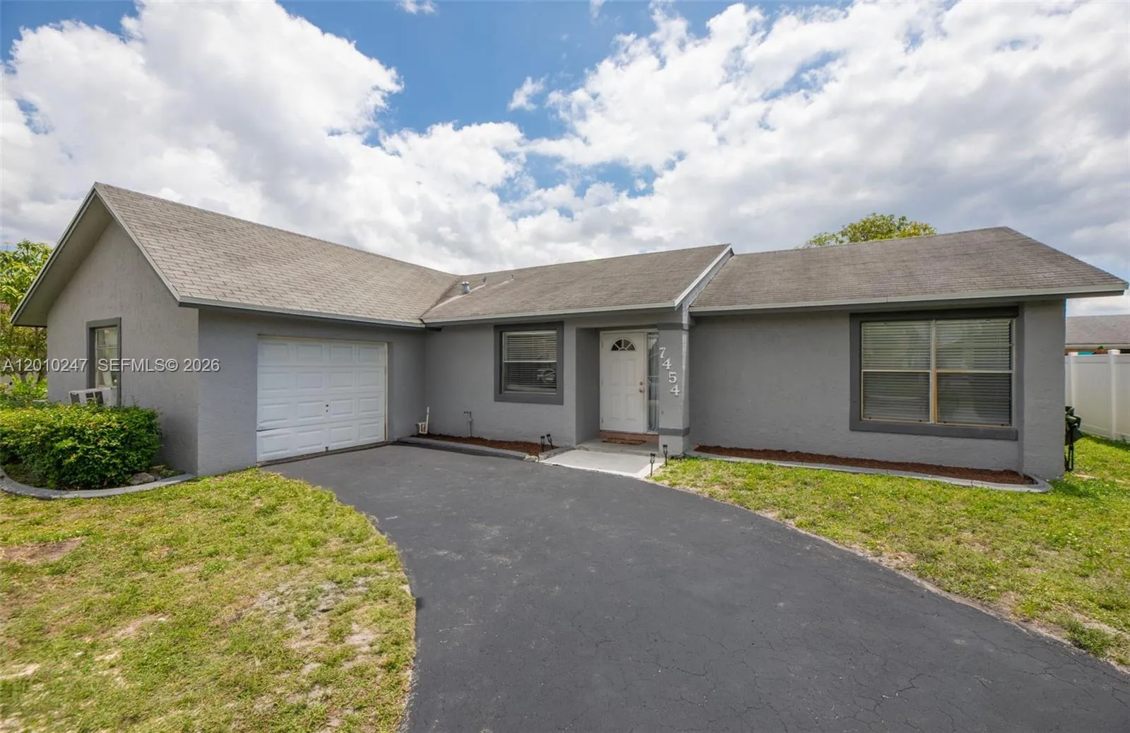 Foto de propiedad en 7454 NW 48th Place, Lauderhill, FL 33319 Lauderhill con MLS# 