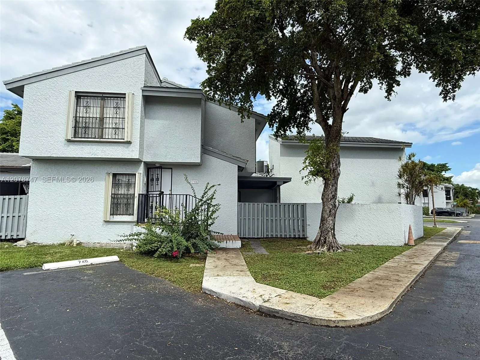 Foto de propiedad en 746 NW 105th Place A6, Miami, FL 33172 Miami con MLS# 