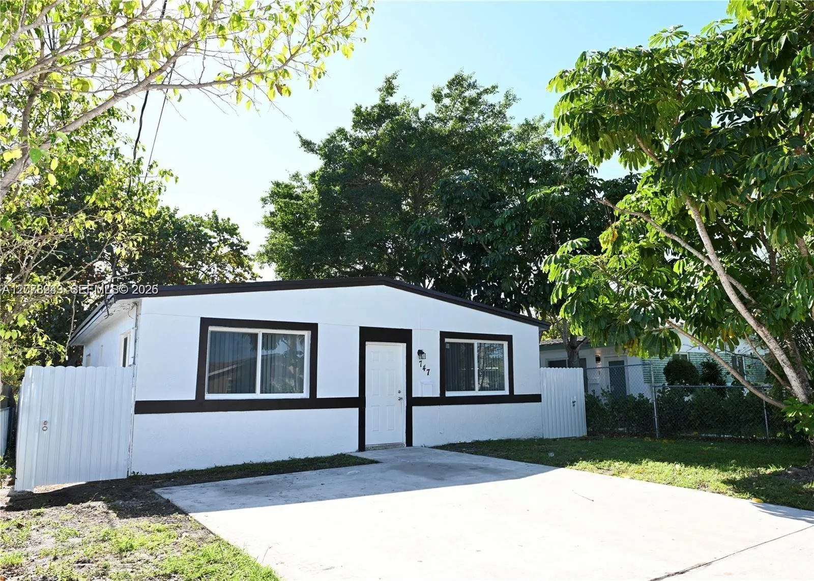 Foto de propiedad en 747 NW 5th Court, Hallandale Beach, FL 33009 Hallandale Beach con MLS# 