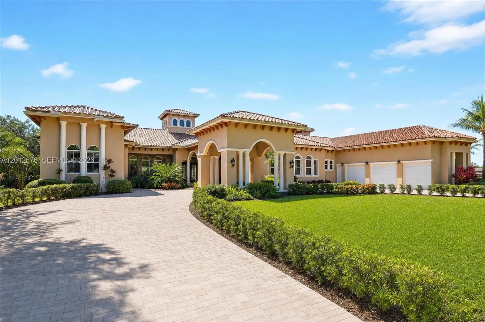 Foto de propiedad en 7480 SW 100th Street, Pinecrest, FL 33156 Pinecrest con MLS# 