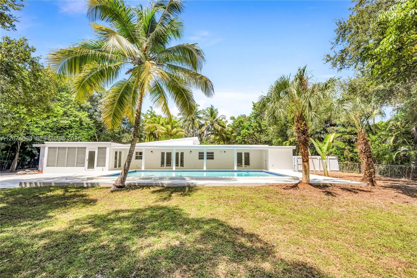 Foto de propiedad en 7480 SW 122nd Street, Pinecrest, FL 33156 Pinecrest con MLS# 