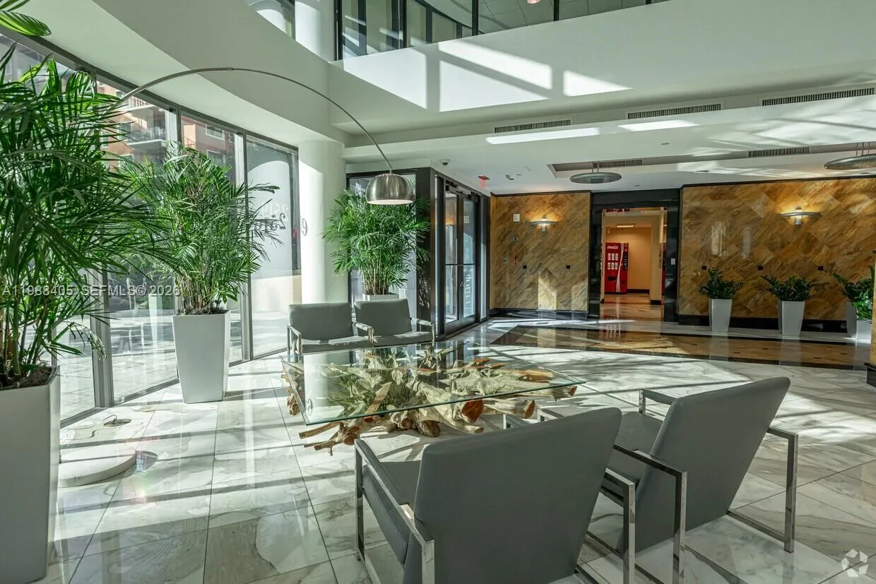 Foto de propiedad en 75 Valencia Avenue 302, Coral Gables, FL 33134 Coral Gables con MLS# 