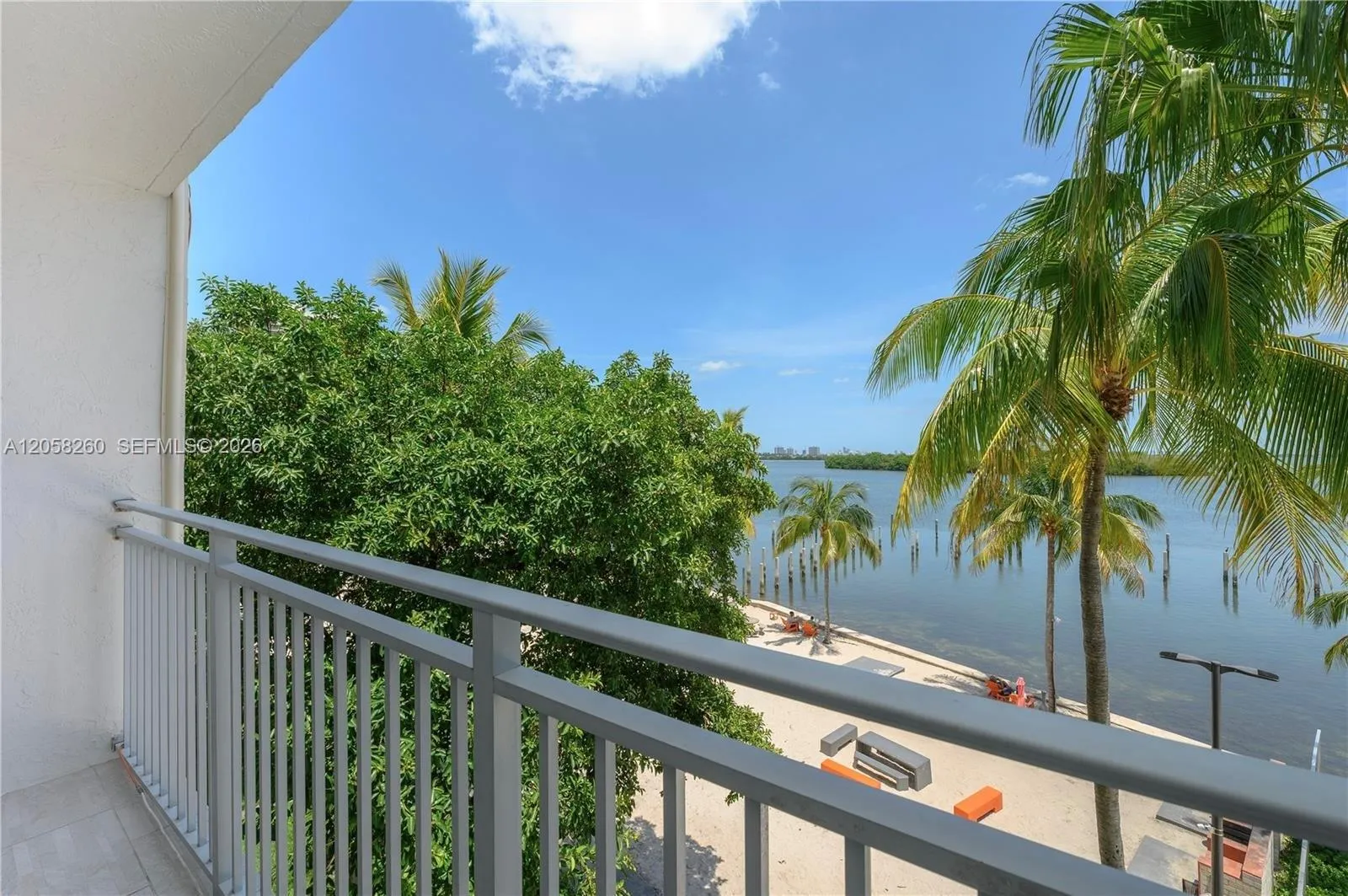 Foto de propiedad en 750 NE 64th Street B404, Miami, FL 33138 Miami con MLS# 