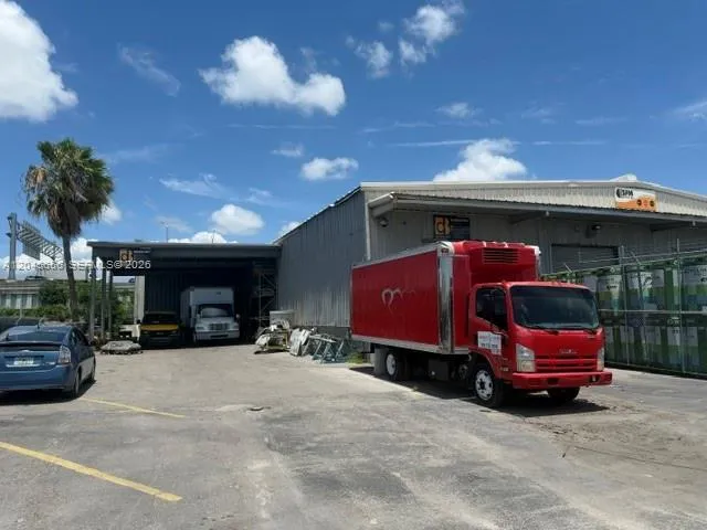 Foto de propiedad en 7500 NW 74th Avenue, Medley, FL 33166 Medley con MLS# 