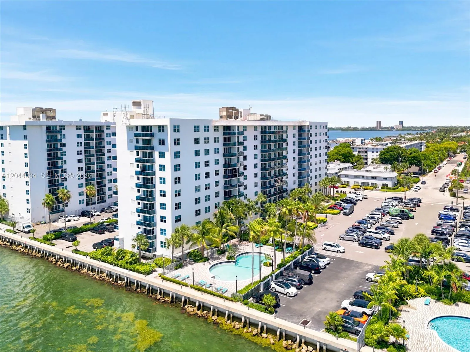 Foto de propiedad en 7501 E Treasure Drive 2S, North Bay Village, FL 33141 North Bay Village con MLS# 