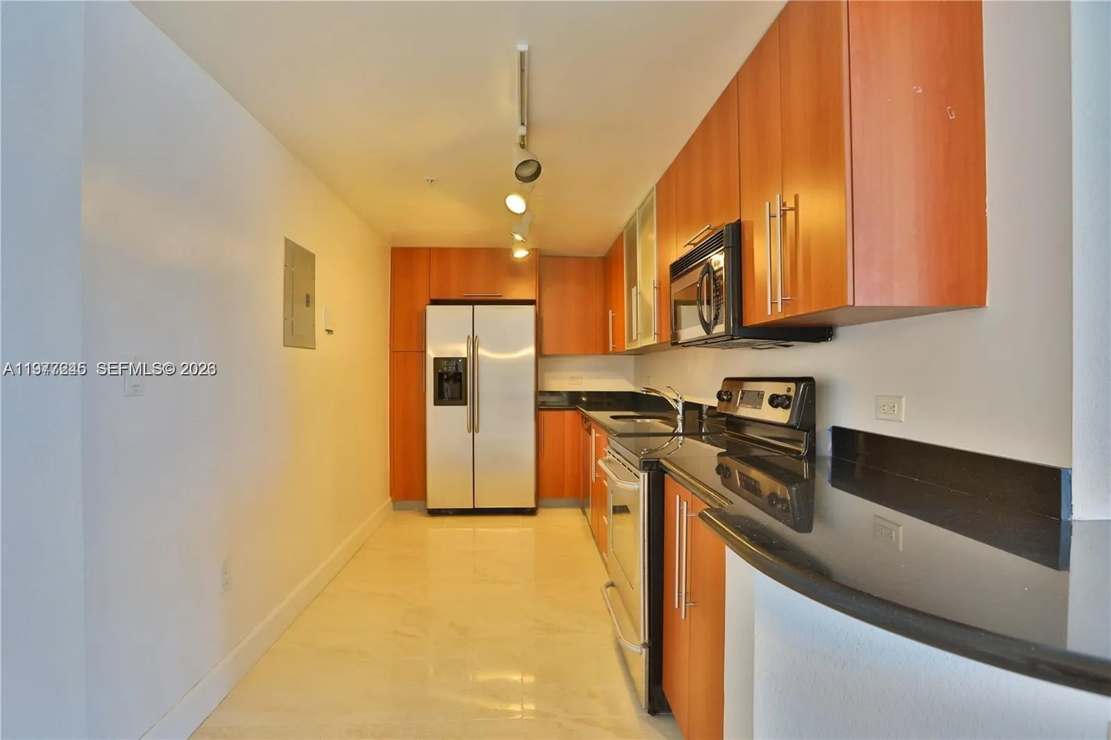 Foto de propiedad en 7501 E Treasure Drive 4K, North Bay Village, FL 33141 North Bay Village con MLS# 