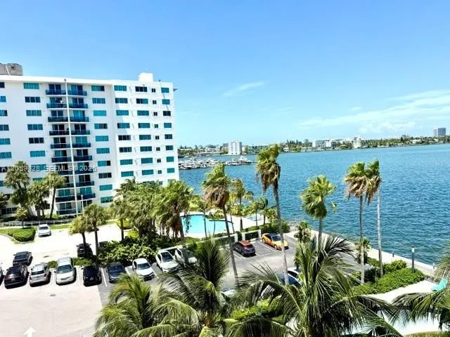Foto de propiedad en 7501 E Treasure Drive 5H, North Bay Village, FL 33141 North Bay Village con MLS# 