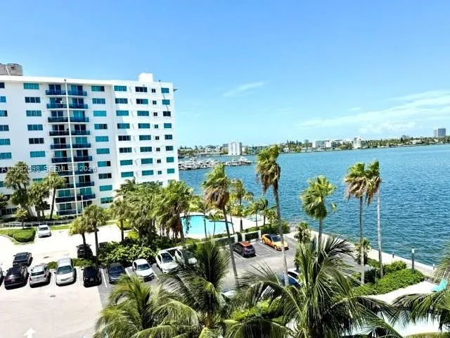 Foto de propiedad en 7501 E Treasure Drive 5H, North Bay Village, FL 33141 North Bay Village con MLS# 