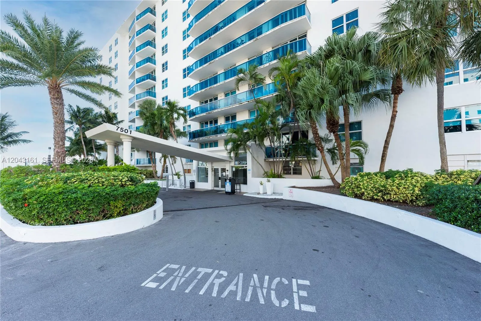Foto de propiedad en 7501 E Treasure Drive 6A, North Bay Village, FL 33141 North Bay Village con MLS# 