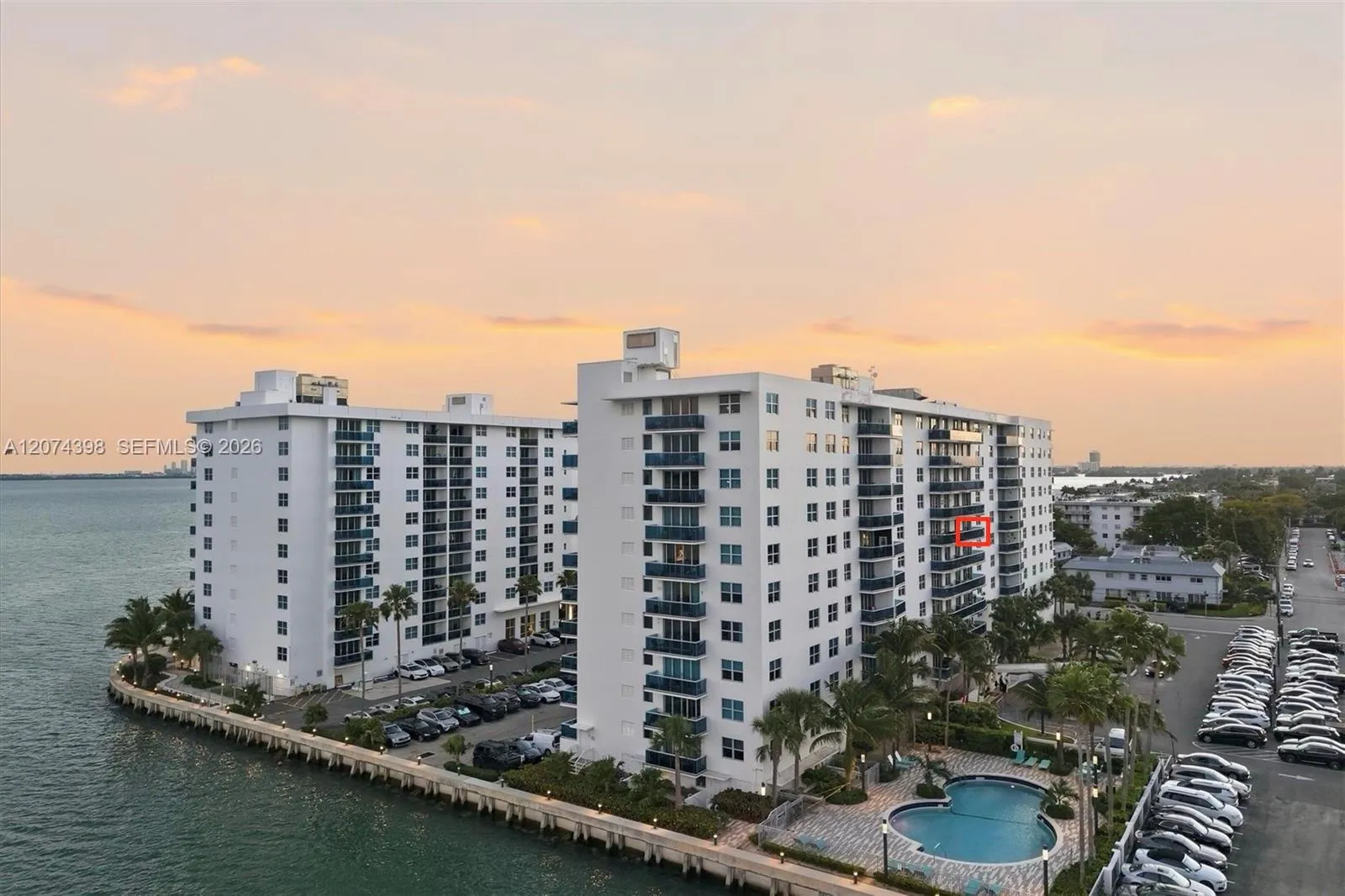 Foto de propiedad en 7501 E Treasure Drive 6K, North Bay Village, FL 33141 North Bay Village con MLS# 