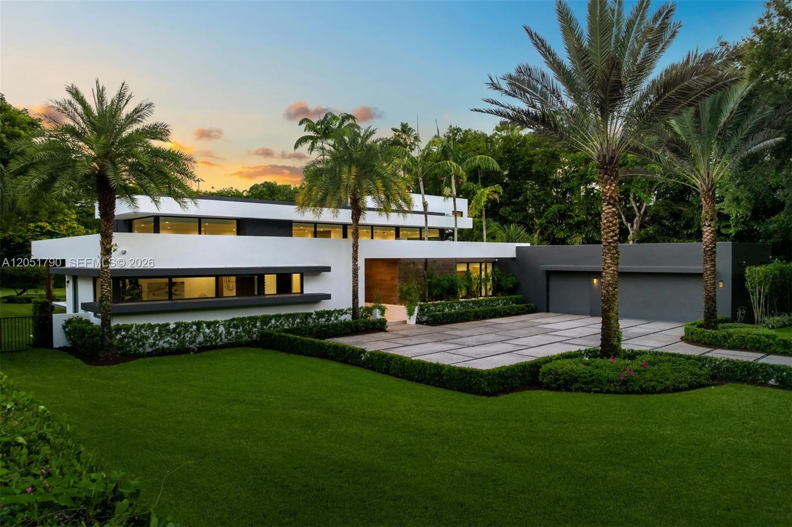 Foto de propiedad en 7502 SW 102nd Street, Pinecrest, FL 33156 Pinecrest con MLS# 