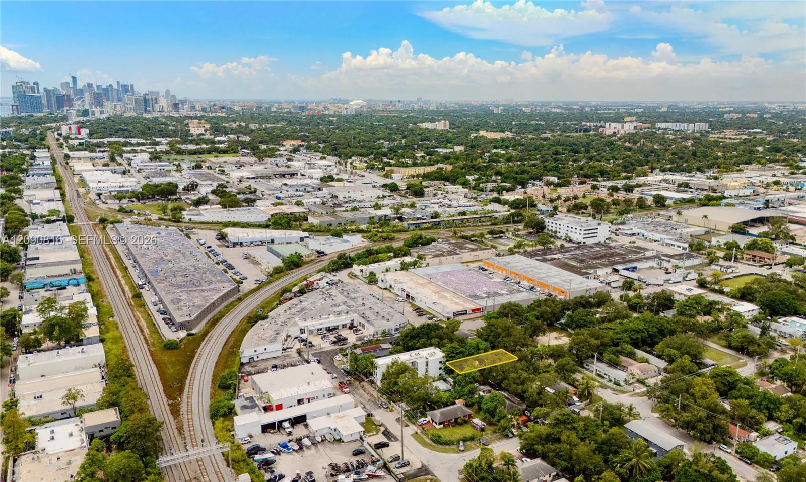 Foto de propiedad en 7521 NE 3rd Court, Miami, FL 33138 Miami con MLS# 